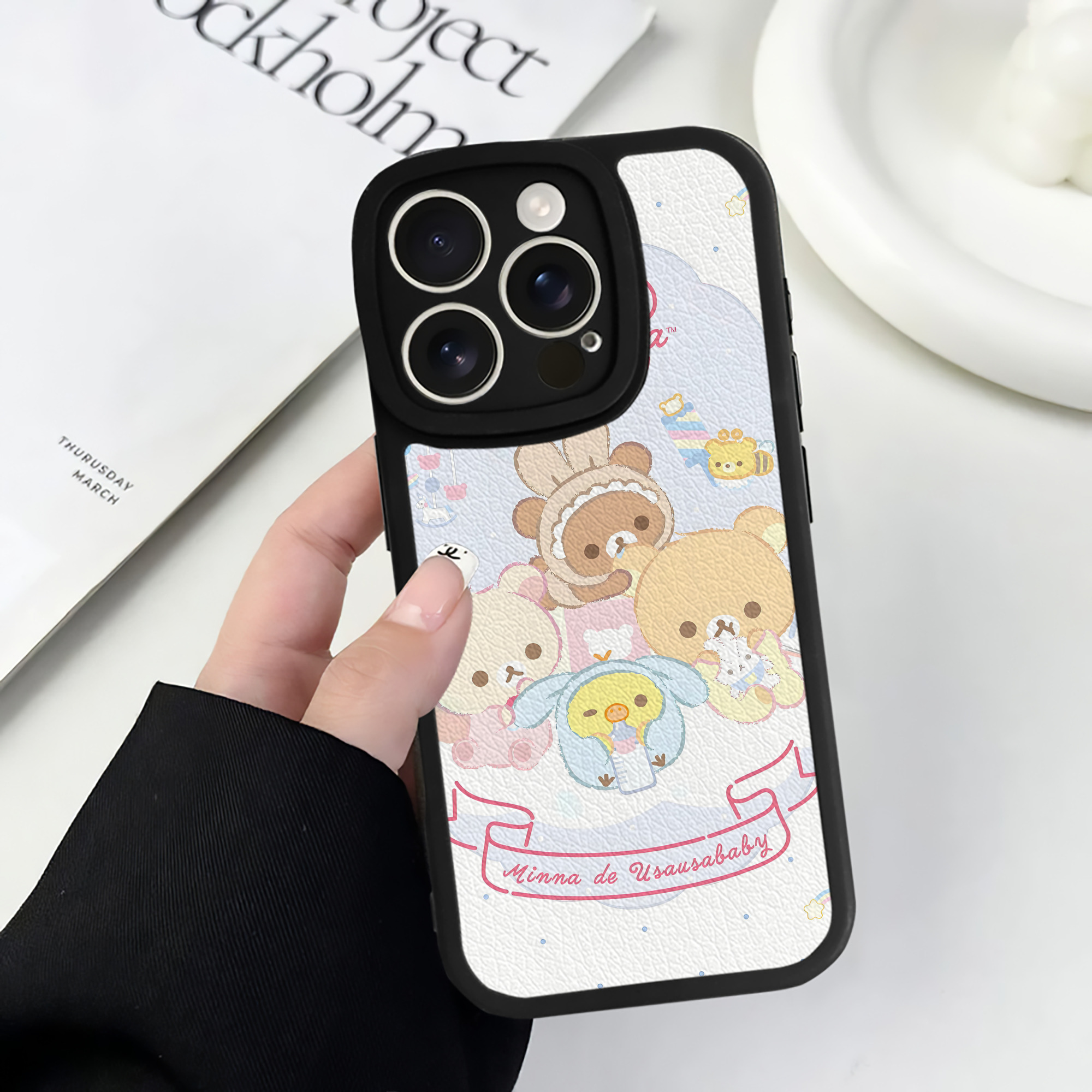 （画像用） リラックマ リラックマ キイロイトリ Rilakkuma Korilakkuma Kiiroitori 【iPhone 16シリーズ対応】シリコンスマホケース（レザー調） 材質：シリコン